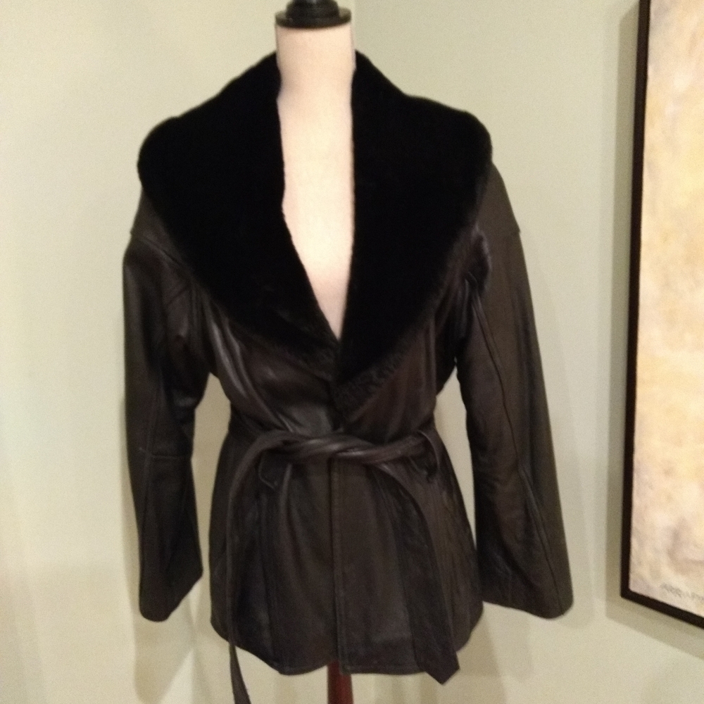 Elegant Black Leather Jacket with Plush Collar